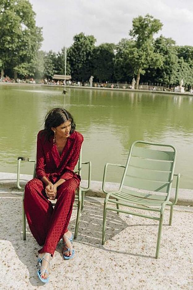 El traje de invitada que lleva maría Pombo es de la firma española Sphie and Lucie.