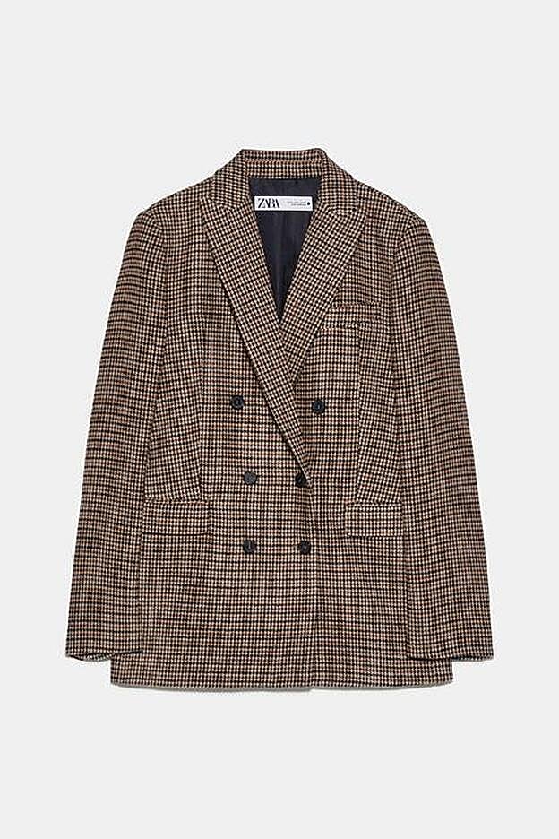 La chaqueta clásica de cuadros que lleva Alba Díaz es de Zara.