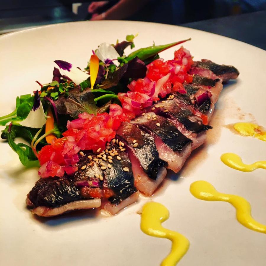 El restaurante de Carlos de Portillo se está ubicado en Ibiza 44, y ofrece a sus comensales platos como ensaladilla rusa con txangurro, alcachofas con almejas en fondo de ibérico o huevo de corral con huevas de mar. Eso sí, no puedes irte de allí sin probar su ya mítica gilda de atún rojo con piparras y su parpatana de atún en un guiso de rabo de vaca gallega