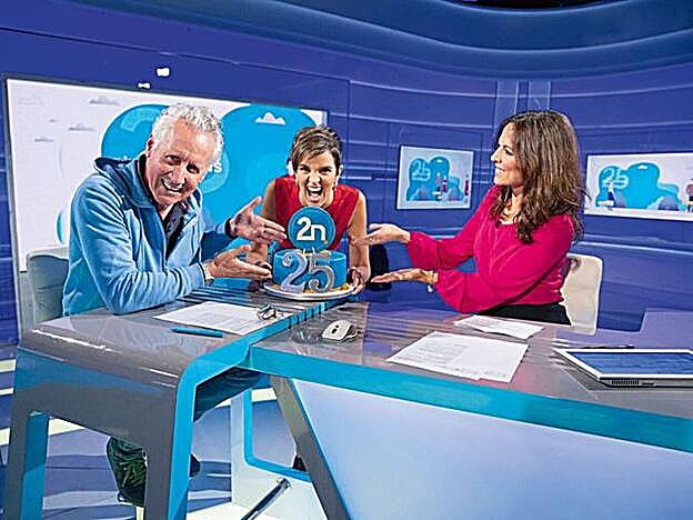 Lorenzo Milá, Paula Sainz y Mara Torres en el plató de 'La2 Noticias'