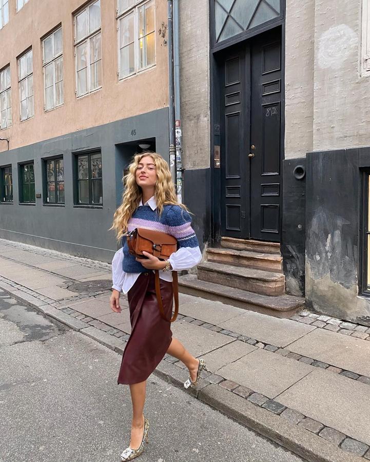 Emili suele llevar más pantalones que faldas pero estas últimas tampoco se le resisten. Lo demuestra en este look con superposiciones y mezcla de texturas.