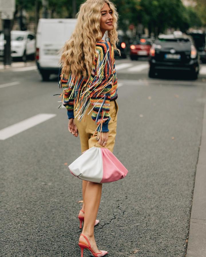 Con bermudas y jersey de colores con flecos. Hasta las prendas más básicas, Emili las lleva con un extra de originalidad.