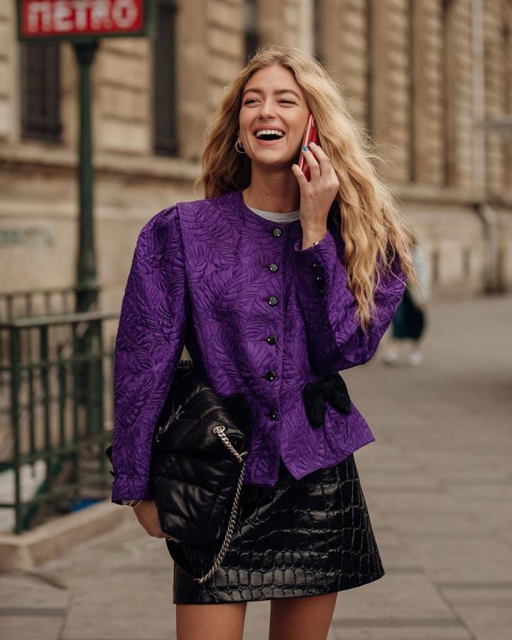 Y no solo mezcla colores, también texturas. En este caso, una chaqueta acolchada con una falda mini troquelada. ¡Perfecta!