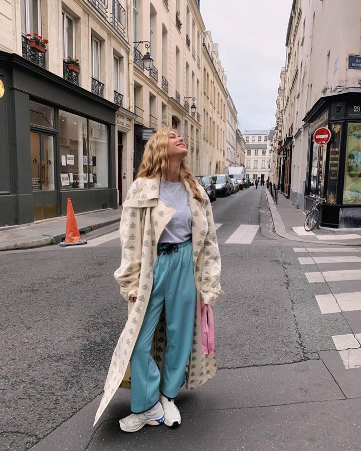 ¿Chándal y deportivas? Sí, pero soluciona la papeleta con un maravilloso abrigo de inspiración romántica y una cartera rosa y consigue un resultado diferente que nos ha enamorado. ¿Copiable? Poco, pero con solo vérselo a ella nos damos por satisfechas.