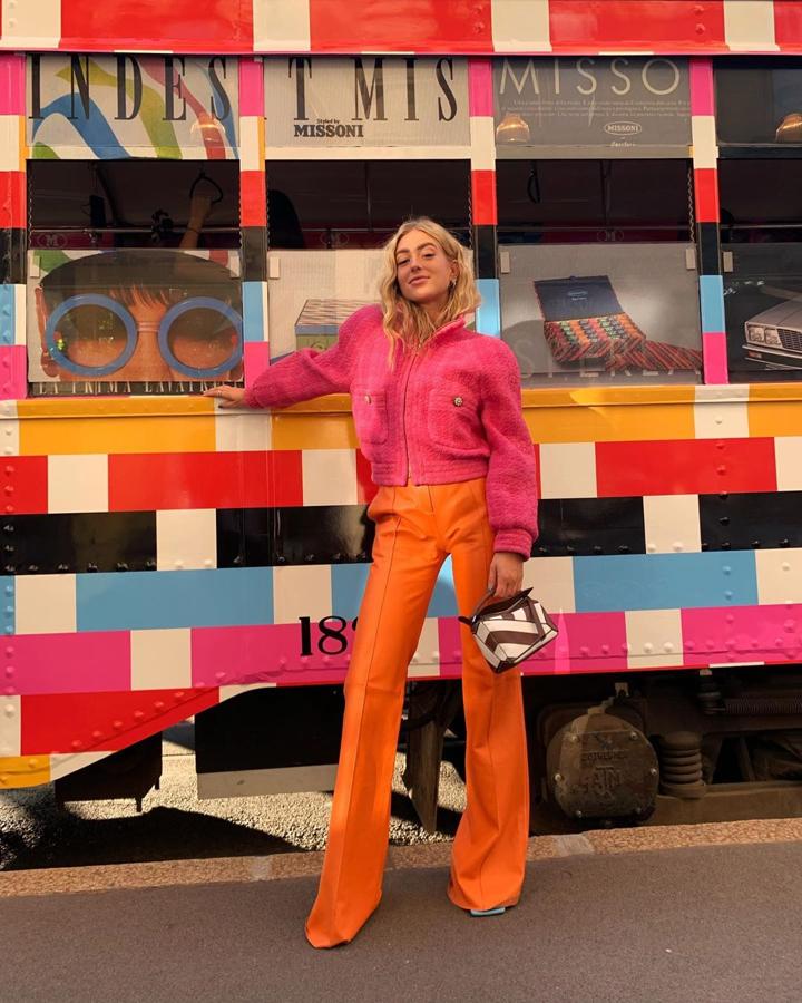 Por algo es la reina de la mezcla de colores y defiende su trono garcias a outfits como este, que junta naranja y fucsia y sale más que airosa.