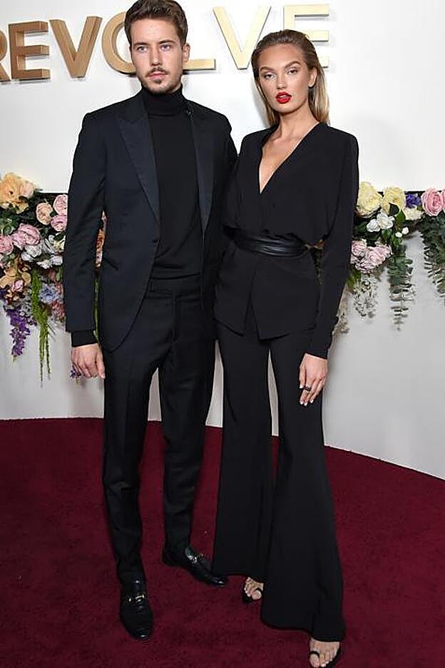 Romee Strijd junto a Laurens van Leeuwen.