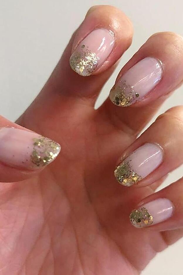 Preciosa manicura rosa y dorada que puedes llevar en el día a día.