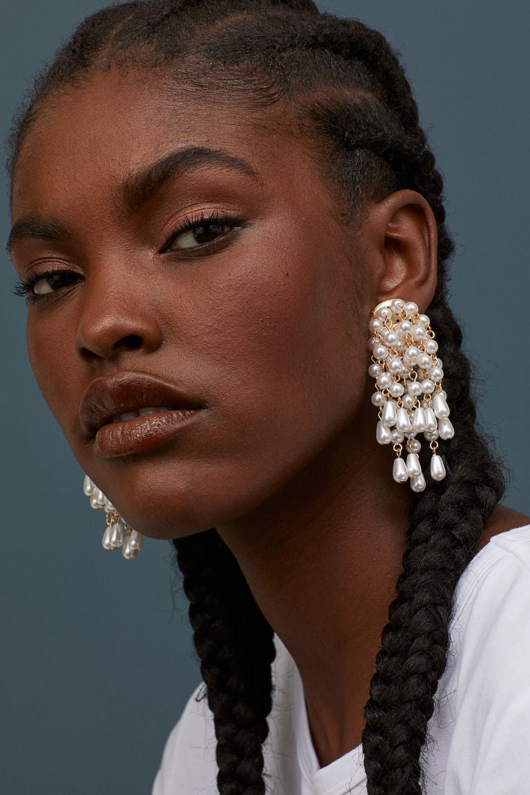 Pendientes XL de perlas. Encuéntralos en H&M por 12,99 euros.