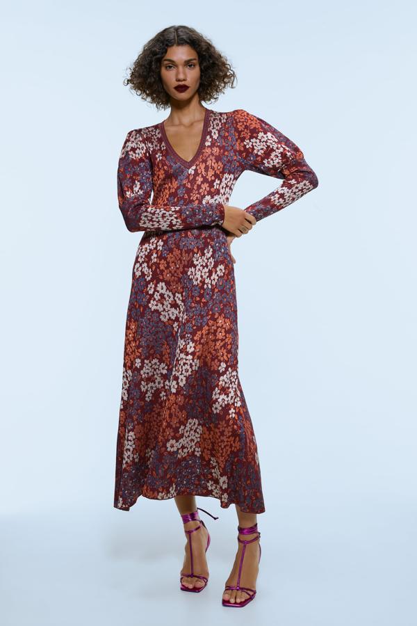 Este tipo de vestidos suelen ser lisos de cortes rectos así qeu agradecemos muhco que en Zara hayan apostado por este modelo con manga de vuelo y un precioso estampado de flores (49,95 euros).