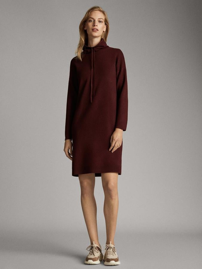 Con cuello flojo, adaptable con un cordón para que noe ntre ni una gota de frío, este vestido mini de Massimo Dutti es perfecto para un look informal y en su web nos demuestran que queda así de bien con zapatillas (59,95 euros).