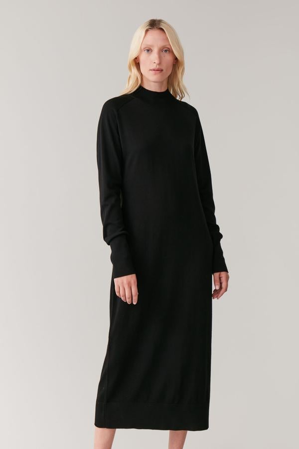 Cos, la hermana mayor de H&M, es especialista en este tipo de vestidos minimalistas muy del estilo nórdico. Cómodos, de cortes rectos y en colores neutros como el negro y el beige. Este modelo es el mejor ejemplo. Cuesta 99 euros.