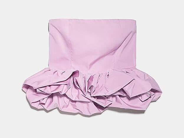Top de Zara con volantes en el bajo (39,95 euros).
