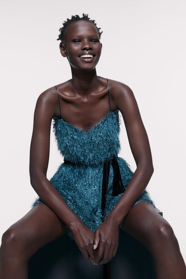 En la colección de fiesta de Zara también hay un hueco para un mono corto con escote de pico y tirantes finos en color verde esmeralda. Con flecos brillantes en toda la prenda, y el detalle del cinturón de terciopelo, este mono cuesta 39,95 euros (31,96 euros con descuento) y está disponible en cuatro tallas, desde la XS hasta la L.