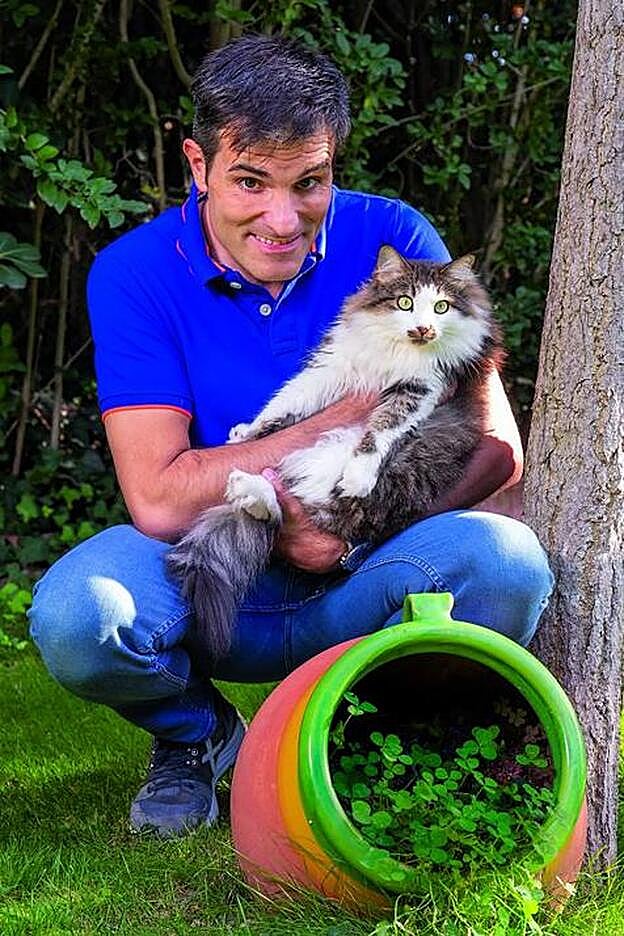 Bri apareció recién nacida en el jardín de Luis Larrodera.