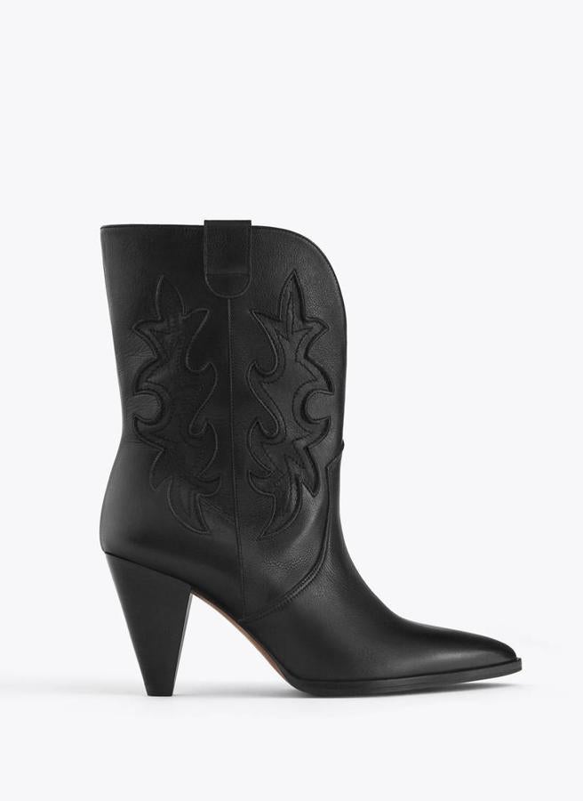 Si lo que quieres son unas botas que te sirvan 24/7, elige unas con tacón más fino que el que suelen llevar. Así te servirán para ir a la oficina o para una fiesta de Navidad. Estas son de Uterqüe (139 euros).