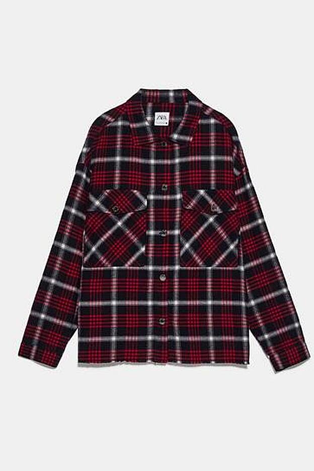 Camisa de cuadros de Zara (29,95 euros).