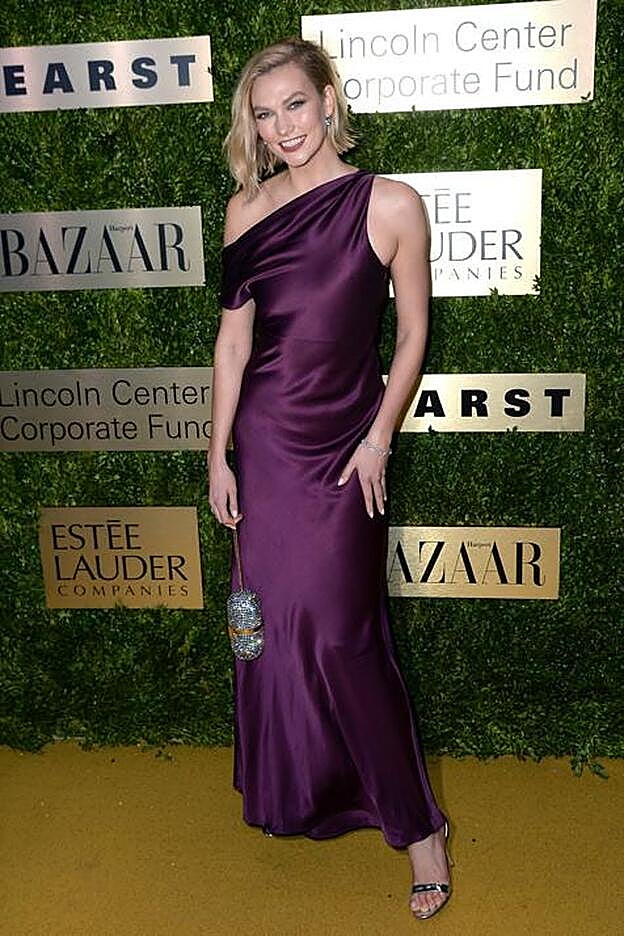 Karlie Kloss con un vestido satinado morado de Cushine..