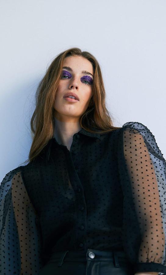 El morado es otro de los colores que esta temporada se ha convertido en protagonista de la mayoría de looks, por eso no nos extraña nada que también lo veamos presente en los maquillajes de fiesta. Para este maquillaje solo necesitarás hacerte con una sombra morada satinada que cubra bien todo el párpado móvil y para rematar, un buen toque de glitter ¡El maquillaje de 10 estará asegurado!