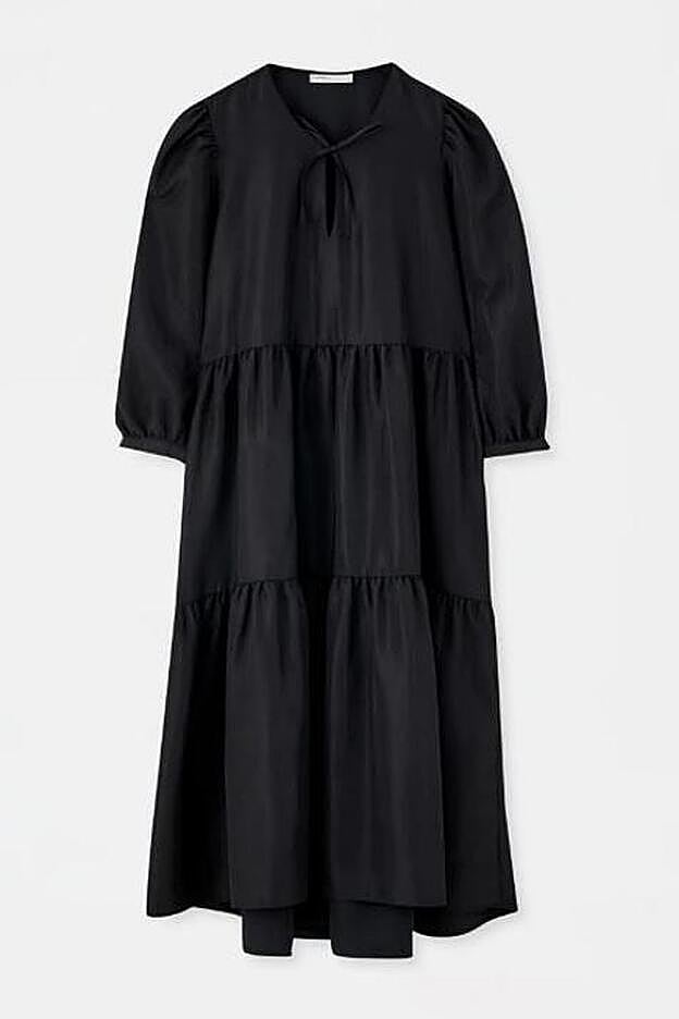Vestido midi negro volumen (29,99 euros).
