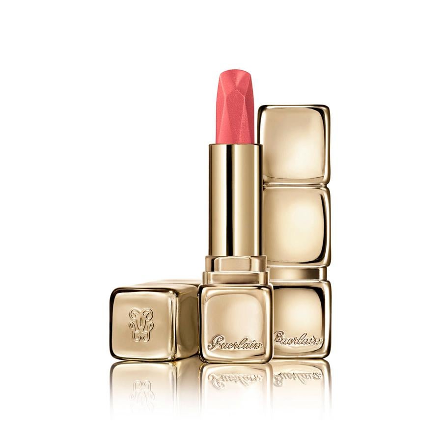 Los icónicos colores de labios de Guerlain regresan en tres nuevos tonos en acabado sedoso, dentro de una carcasa brillante de oro blanco. Cuesta 39,55 euros, y entre las tres propuestas nos decantamos por el rosa melocotón, perfecto para los looks de belleza más naturales.