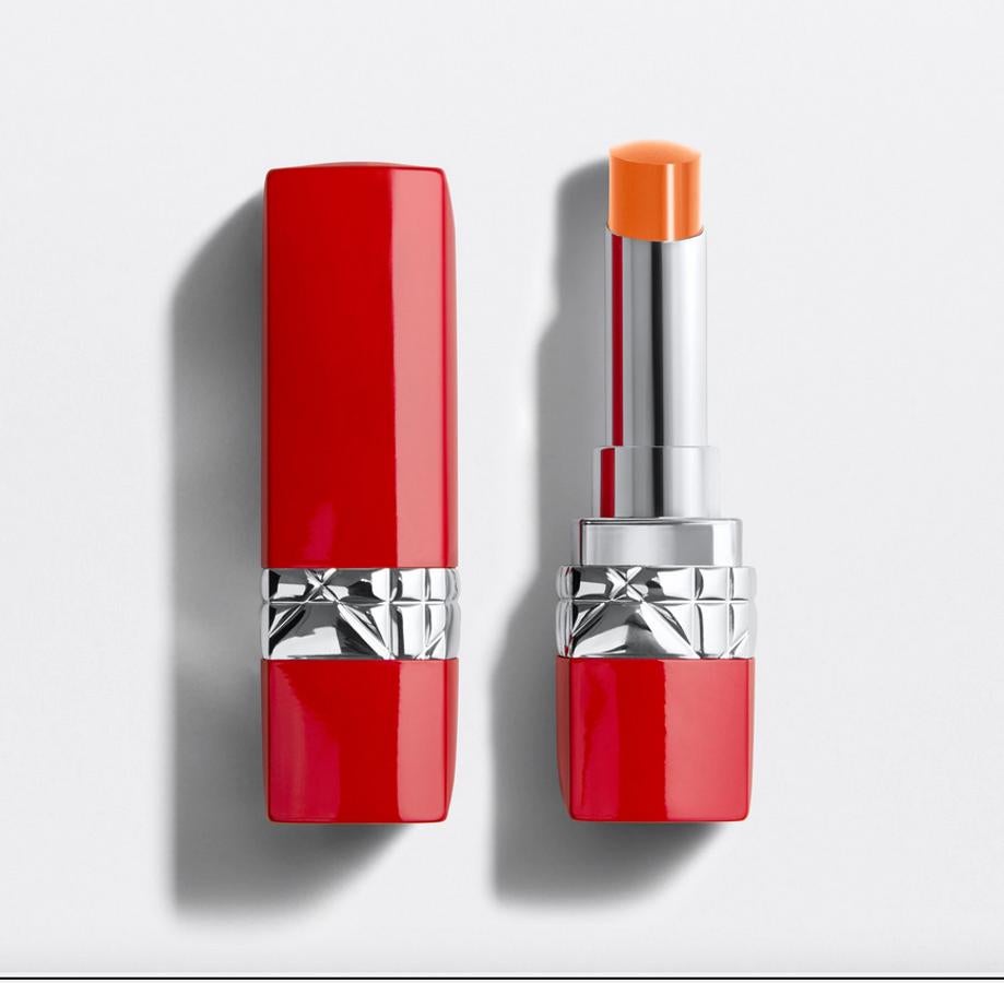 La edición limitada de la nueva versión Ultra Rouge del Rouge de Dior viene con cuatro tonos con acabados semimate luminosos a los que no nos hemos podido resistir. En Douglas tiene un precio de 29,95 euros.