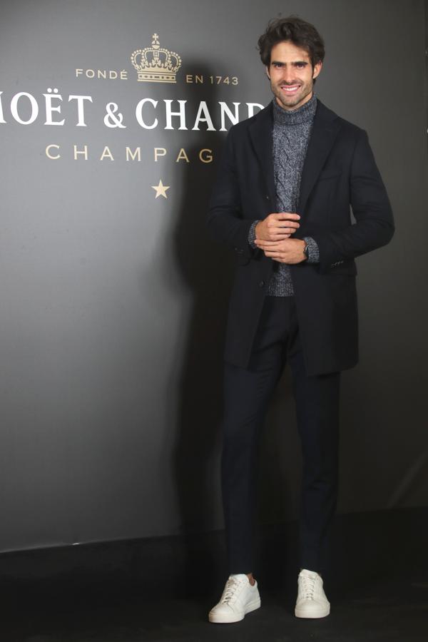 El modelo Juan Betancourt con un traje azul marino de Massimo Dutti que combinó con jersey gris y zapatillas blancas.