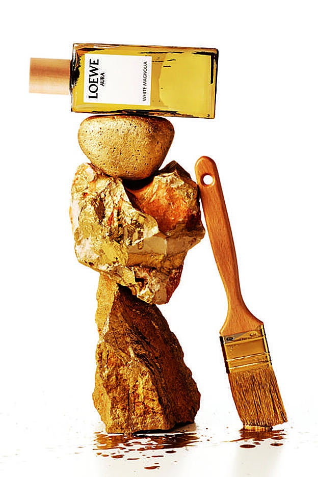 Kris es la imagen del nuevo perfume Loewe Aura White Magnolia.