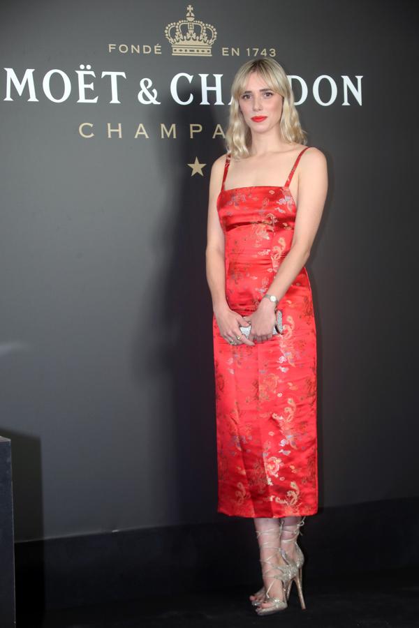 La celeb Lulu Figueroa con un vestido rojo de estilo oriental y sandalias metalizadas.