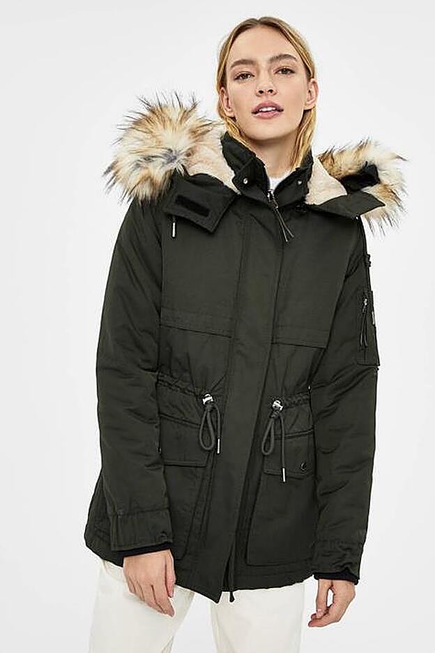 El gorro con pelo es el elemento distintivo de la parka.