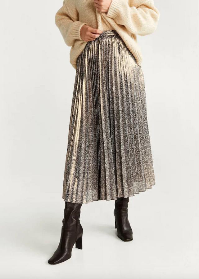 Mango ha apostado por un diseño innovador, en el que se combina un estampado floral con un acabado metalizado dorado que aporta un efecto precioso. Solo queda en las tallas XS, L y XL, aunque puedes apuntarte en la lista de espera. Cuesta 49,99 euros.