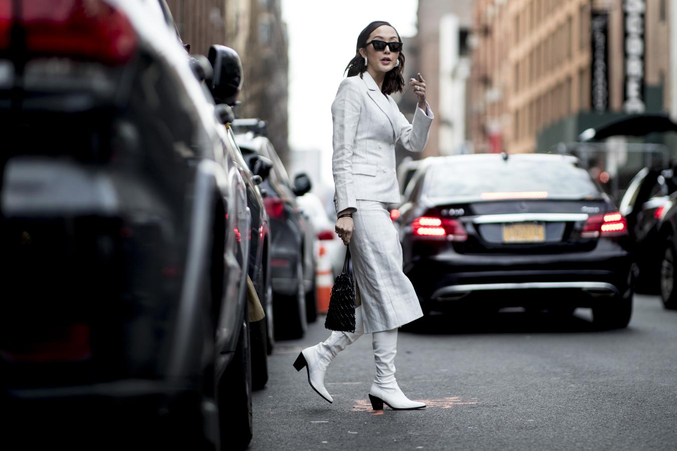 ¿Una forma original de combinar las botas cowboy blancas? Con un traje de falda midi y chaqueta.