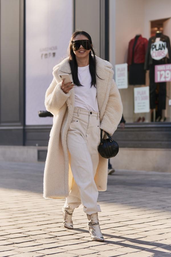 Tampoco podían faltar los abrigos de borreguillo. Este, muy largo, combinado con pantalón mom fit, camiseta básica y botas animal print.