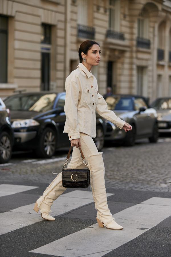 Botas cowboy de caña XXL muy originales con pitillos y chaqueta vaquera.