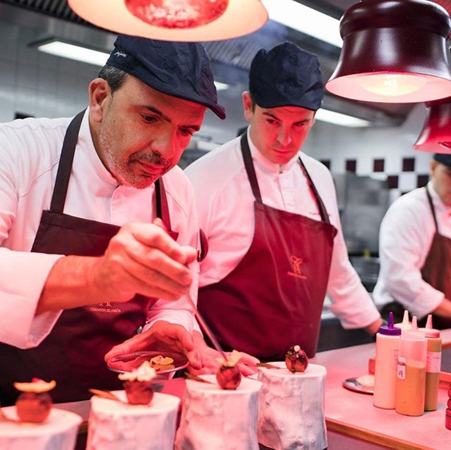 El cocinero Jesús Sánchez, en la cocina del restaurante El Cenador de Amós, en Villaverde de Pontones (Cantabria).