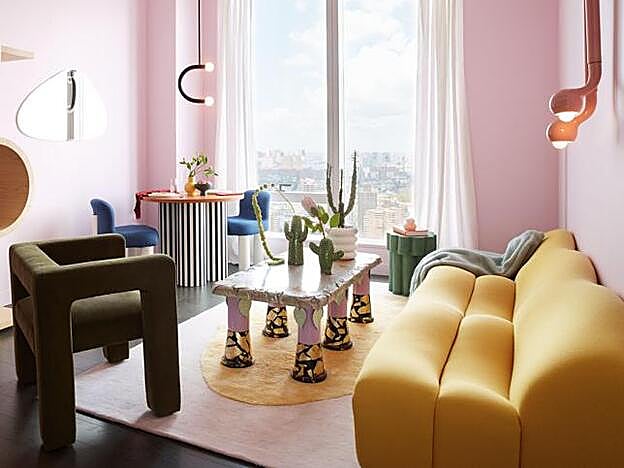 Pensando en una joven de hoy, que es una líder en las redes sociales, Karlin apuesta por un fondo rosa donde los muebles, con fuerte personalidad, compiten entre ellos con formas sinuosas.