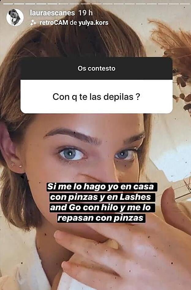 Esa combinación de depilación con hilo y pinzas consigue que sus cejas estén siempre perfectas.
