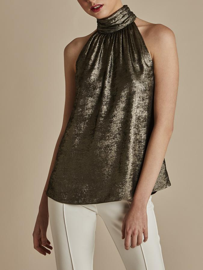 Top metalizado con cuello halter sin mangas (59,99 euros).