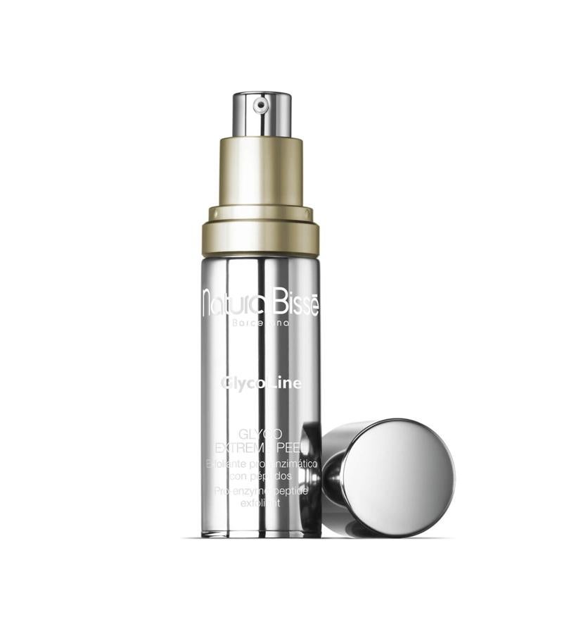 Los ácidos glicólico, málico, tartárico y cítrico le dan a esta lujosa cáscara un poderoso pedigrí exfoliante, mientras que la corteza de sauce y los extractos de avena alivian la piel y los péptidos trabajan para aumentar la producción de colágeno para que su rostro se vea más firme. (180 €).