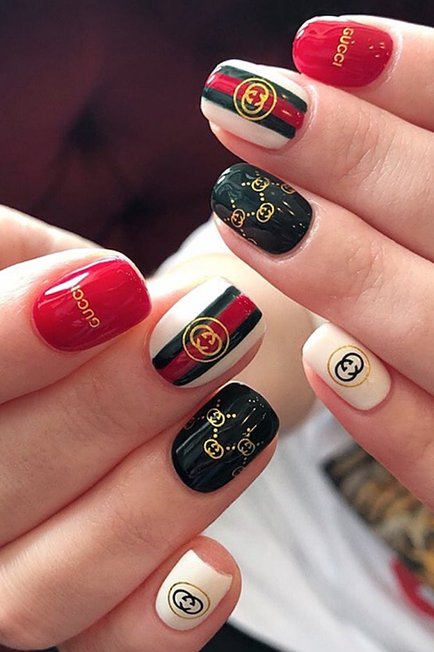 El monograma y los colores de Gucci llegan a la manicura.