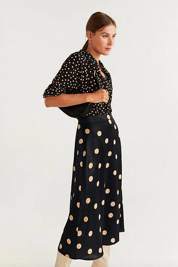 La falda de Mango está confeccionada en tejido satinado.