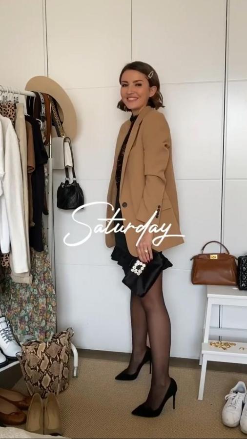 Para el sábado, Alexandra Pereira lleva la blazer con una blusa de tul de Zara, una falda con volante en el bajo de Asos y stilettos negros de Jimmy Choo.