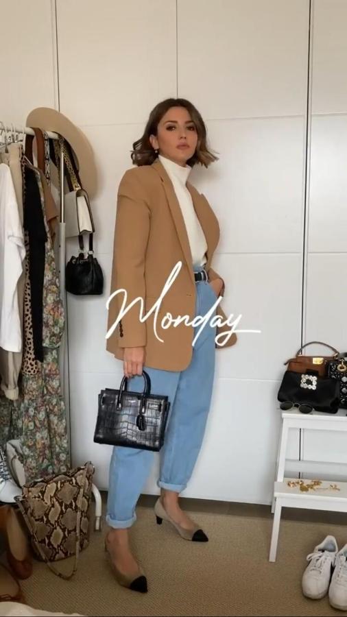 Para el lunes, Alexandra Pereira propone combinar la blazer con los vaqueros slouchy de Zara, un jersey de cuello alto crudo y cinturón de Asos y unos zapatos de tacón de Chanel.