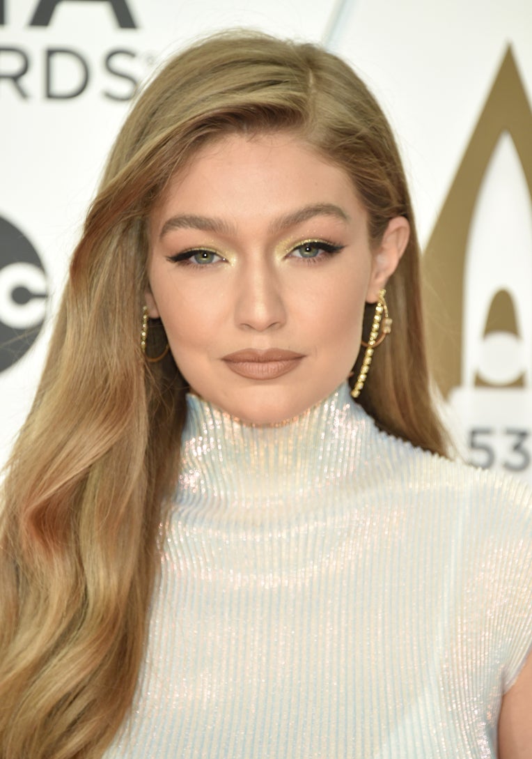 Este makeup de Gigi Hadid es perfecto para borrar los signos del cansancio en la mirada. El truco está en aplicar una sombra iridiscente sobre el lagrimal y el comienzo del párpado móvil. ¡Y a brillar!