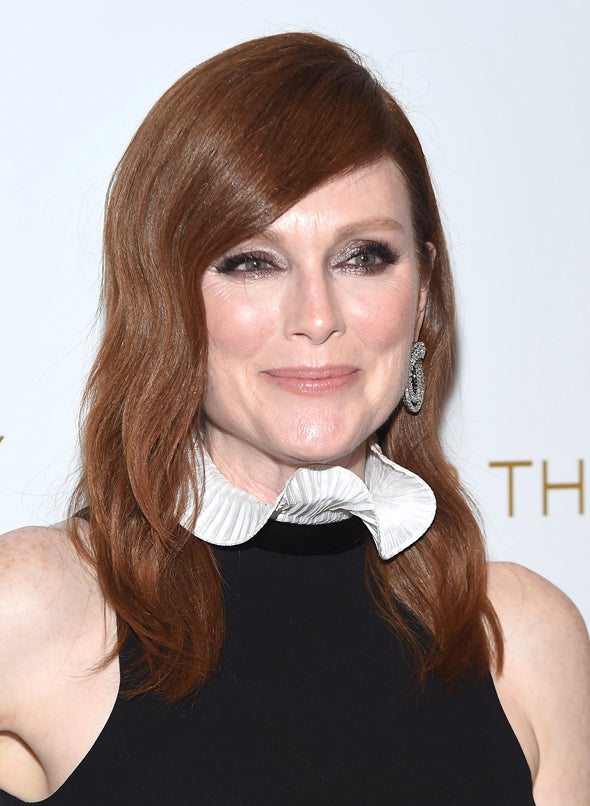 Julianne Moore apuesta por la mirada con otro de los favoritos de la noche (y de Nochevieja) un smoky eyes con sombras metalizadas, pestañas XXL y labios al natural con un extra de hidratación.