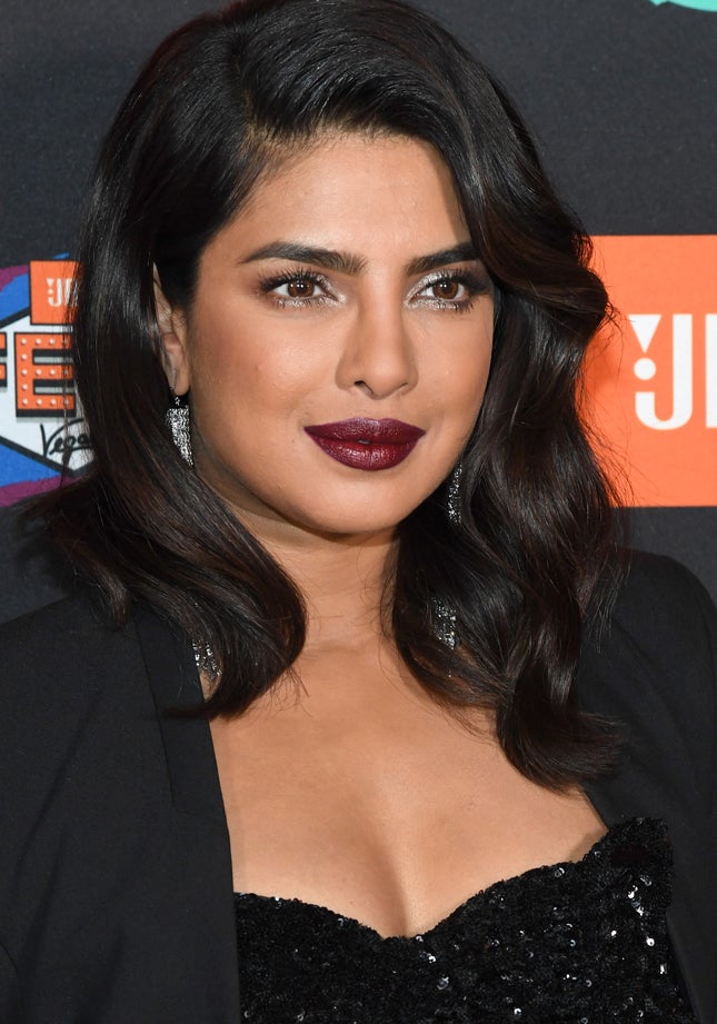 ¿Tu look de fiesta favorito es de color negro? Acompáñalo con unos labios vampy de acabado satinado como los de Priyanka Chopra.