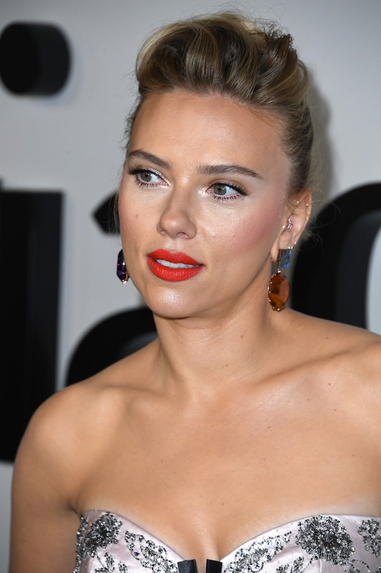 El rojo casi anaranjado siempre es una apuesta segura para looks beauty de fiesta. Un clásico que nunca pasa de moda y que encaja a la perfección con cualquier maquillaje de ojos.