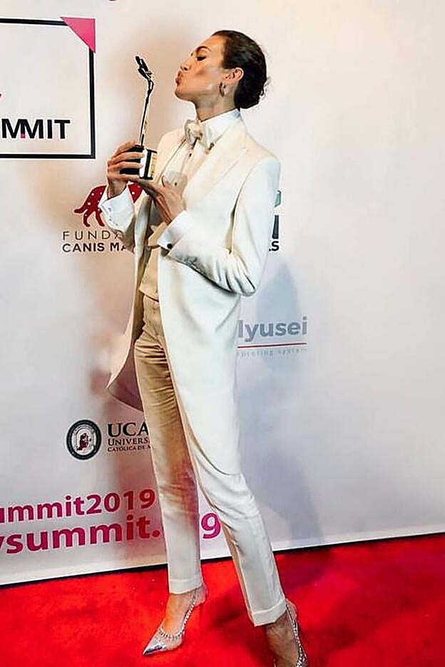 Nieves Álvarez recogía en Nueva York un premio a su trayectoria profesional con un traje blanco de Avellaneda.