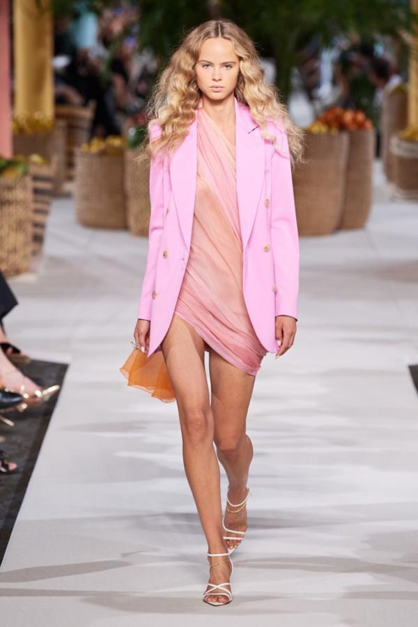 Olivia Vinten con un delicado look de pasarela de Oscar de la Renta para la primavera-verano 2020.