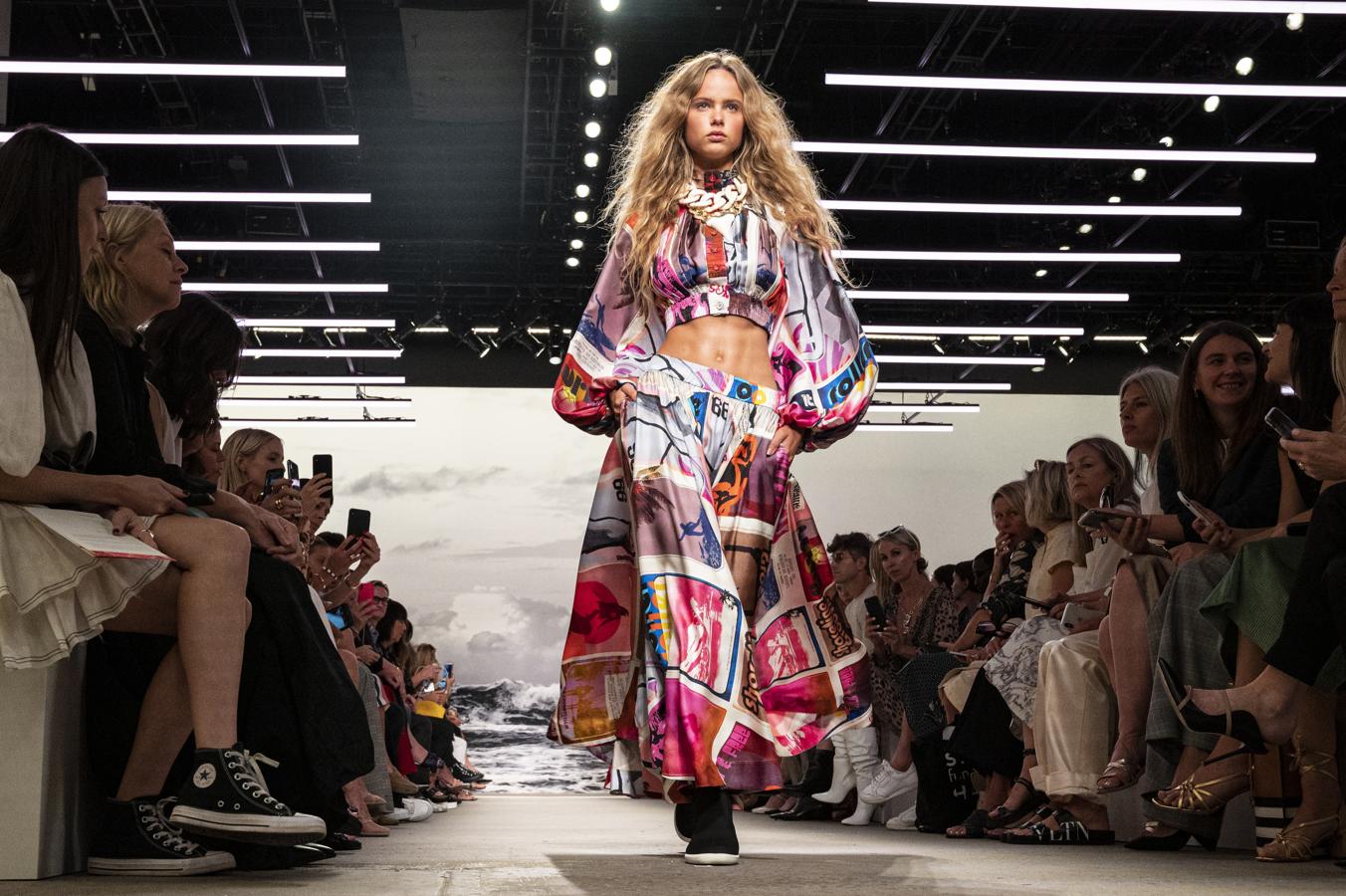 Olivia Vinten abrió el desfile de la colección primavera-verano 2020 de Zimmermann en la Semana de la Moda de Nueva York.