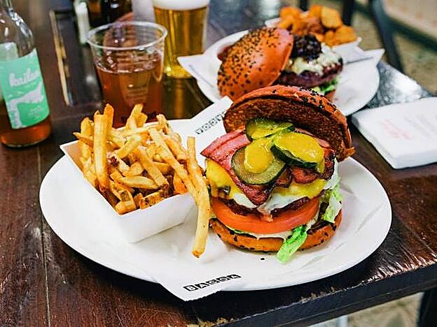 Una deliciosa hamburguesa de Bacoa